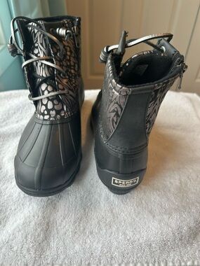 Sperry Women's Black Patterned Waterproof Duck Boots